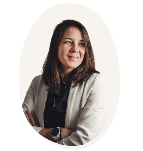 Portrait de Vannaly Coaching en tenue professionnelle, coach de bien-être et sportive à Vannes