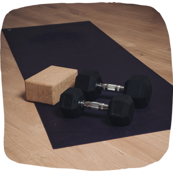 Tapis de sport et haltères préparés pour une séance de coaching fonctionnel
